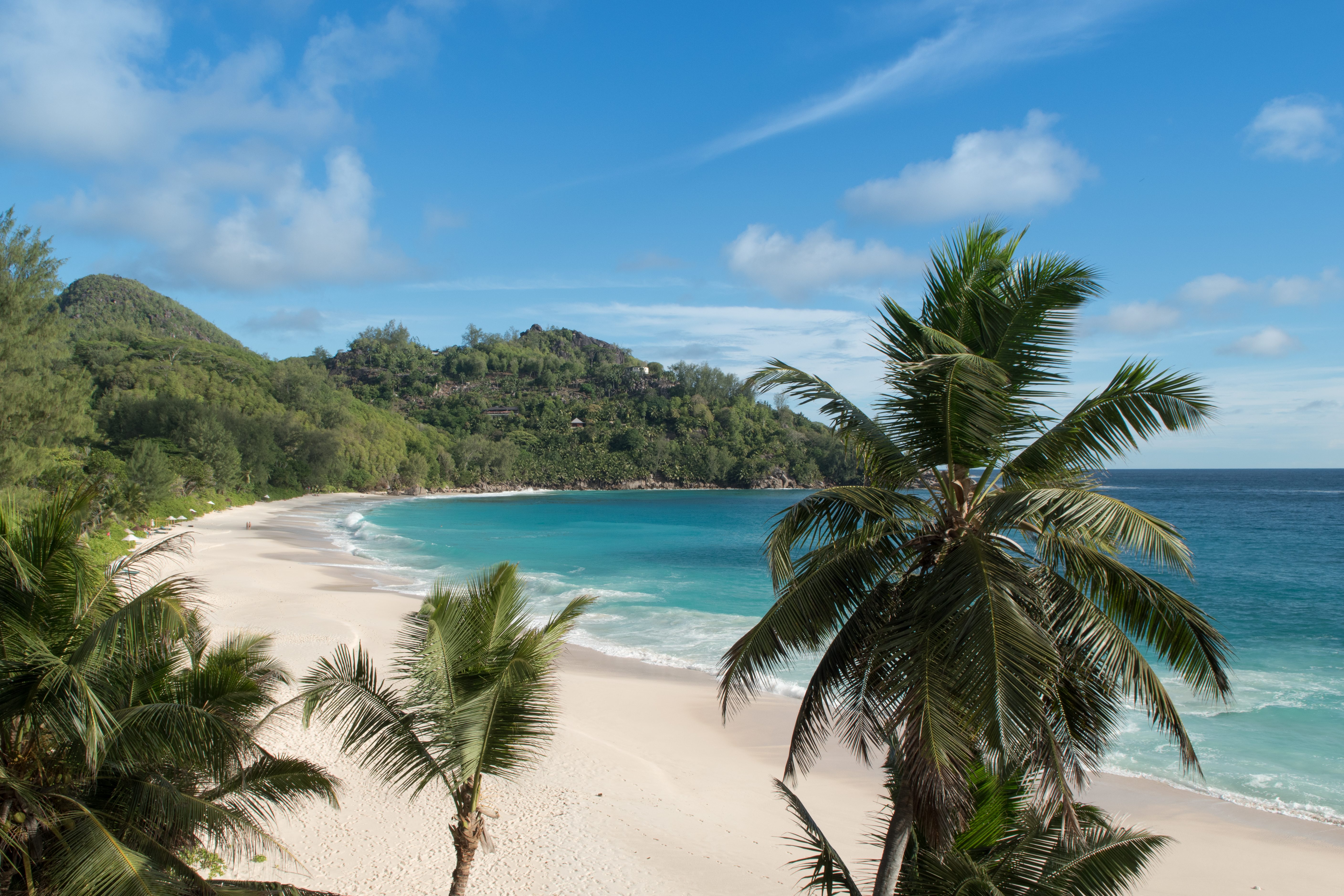 Une plage des Seychelles au calme, sable clair et eau turquoise