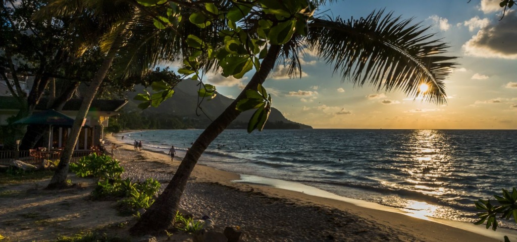 La plage de Beau Vallon au coucher du soleil, Mahé