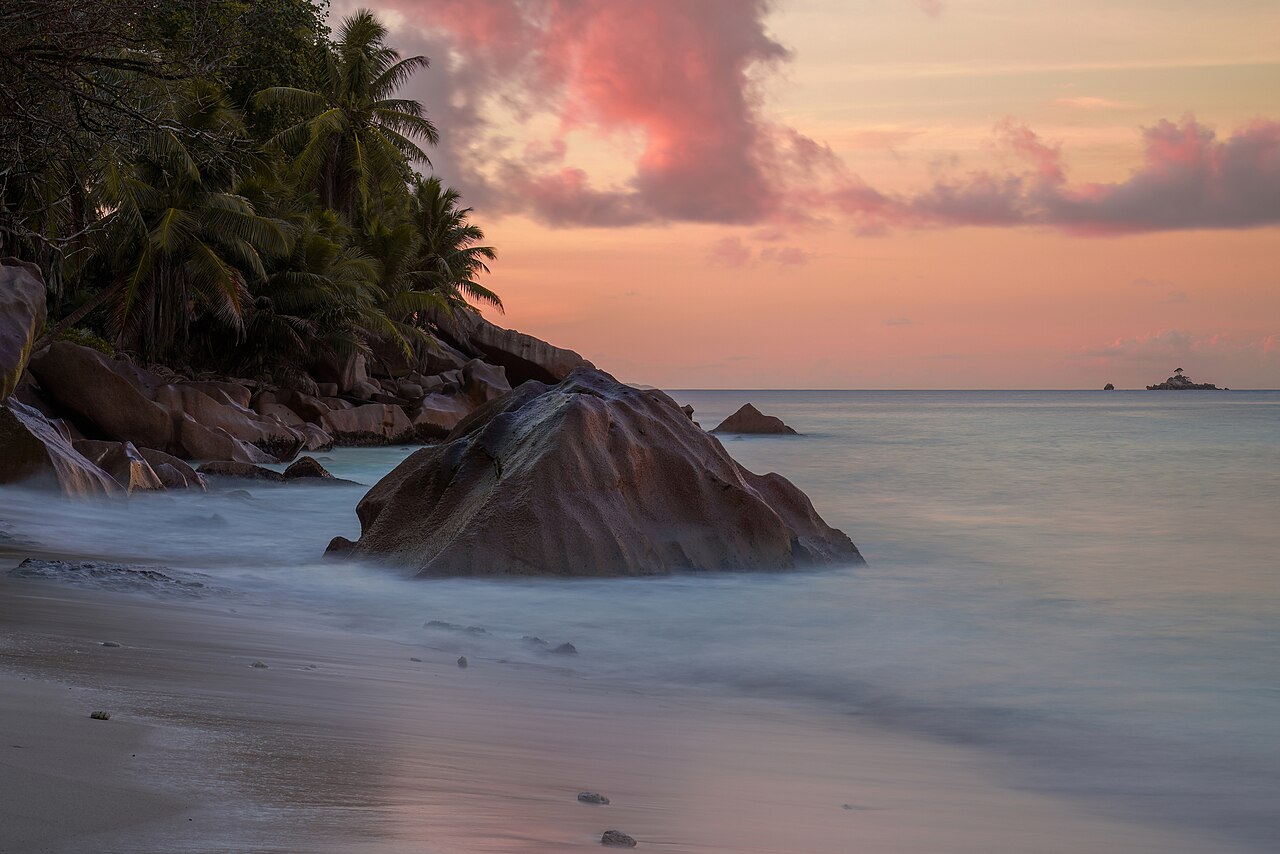 Rochers de granit au coucher du soleil, La Digue