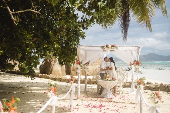 Couple photographié sur une plage de granit aux Seychelles