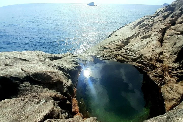 Piscine naturelle : randonnée vers un joyau caché