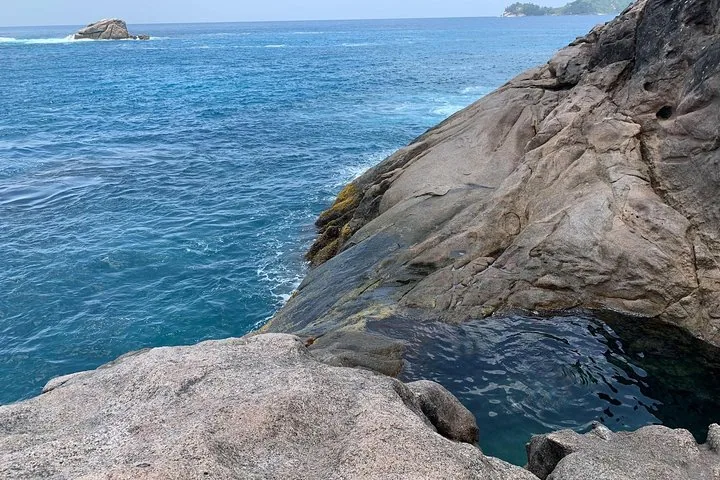 Piscine naturelle : randonnée vers un joyau caché