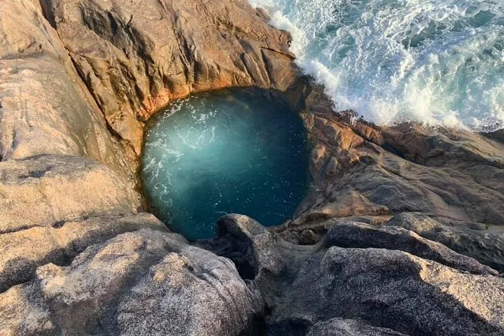 Piscine naturelle : randonnée vers un joyau caché